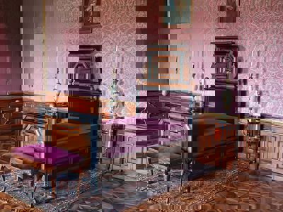 Antika eşyaların değerini ve tarihini merak ediyor musunuz? "Kaç yılı geçince antika olur?" sorusunun cevabını ve antikaların spotçu alım süreci nedir gibi konuları keşfedin. Antikaların büyüleyici dünyasına yolculuk için rehberimizde her şeyi bulabilirsiniz.